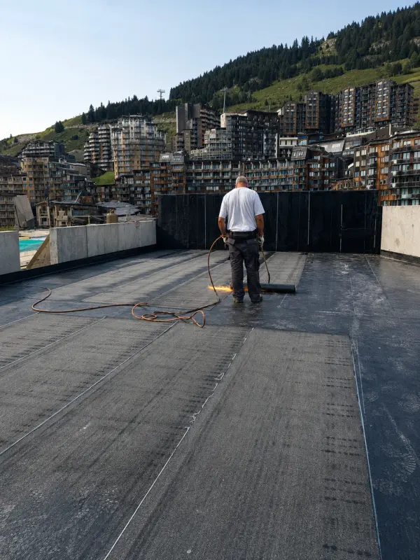 Étanchéité bitumineuse d'une grande toiture-terrasse en station de montagne par STRED Swiss